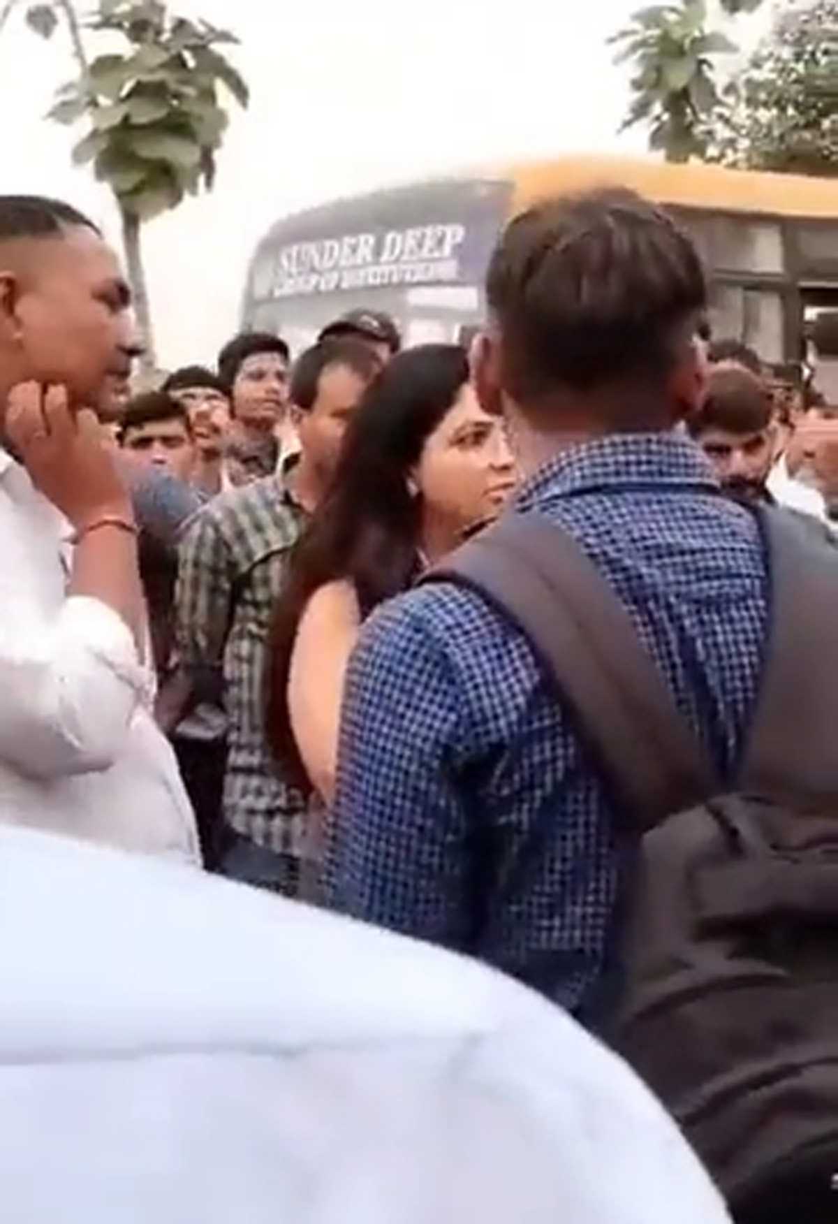 जय श्रीराम नारा लगाने पर फिर विवाद, टीचर और कॉलेज के गार्ड की छात्रों के साथ बहस